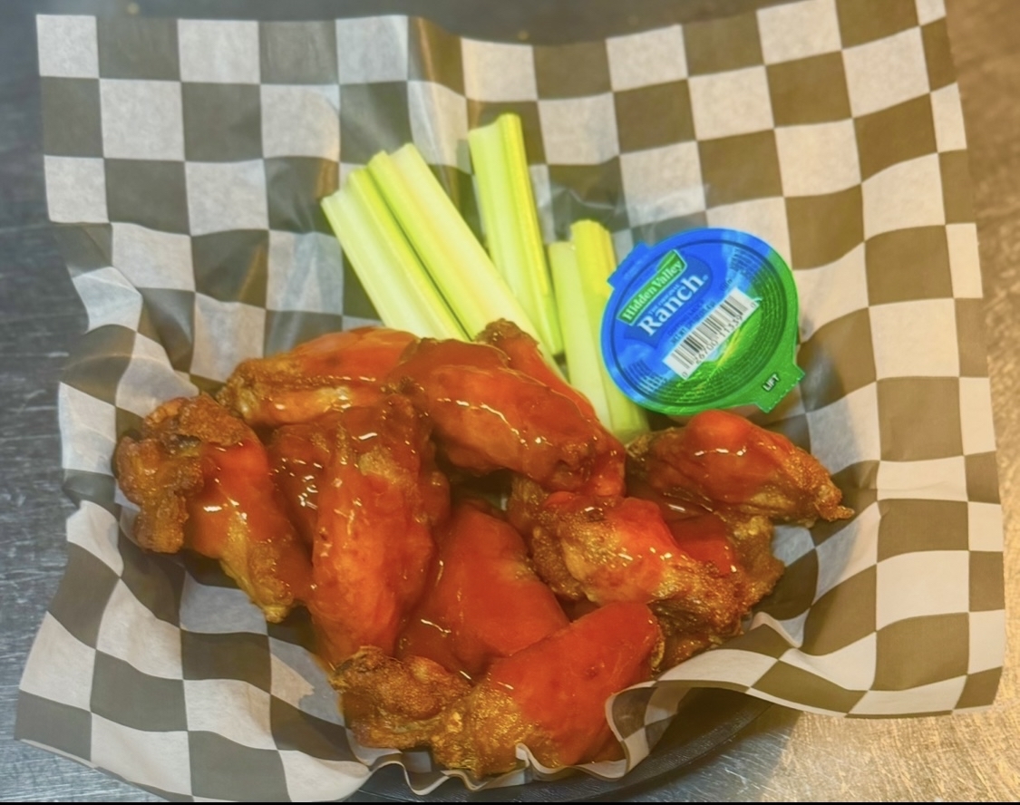 Buffalo wings with celery and ranch